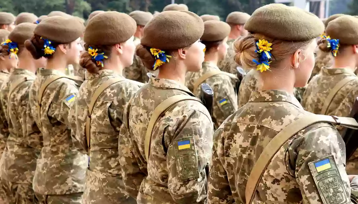 Онлайн та перехідна норма: Залужний уточнив деталі наказу про військовий облік для жінок