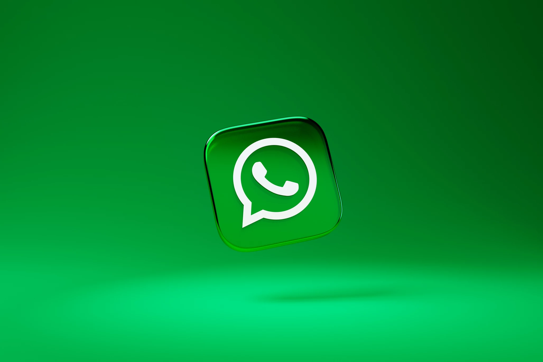 У WhatsApp запускають реакції зі смайлами