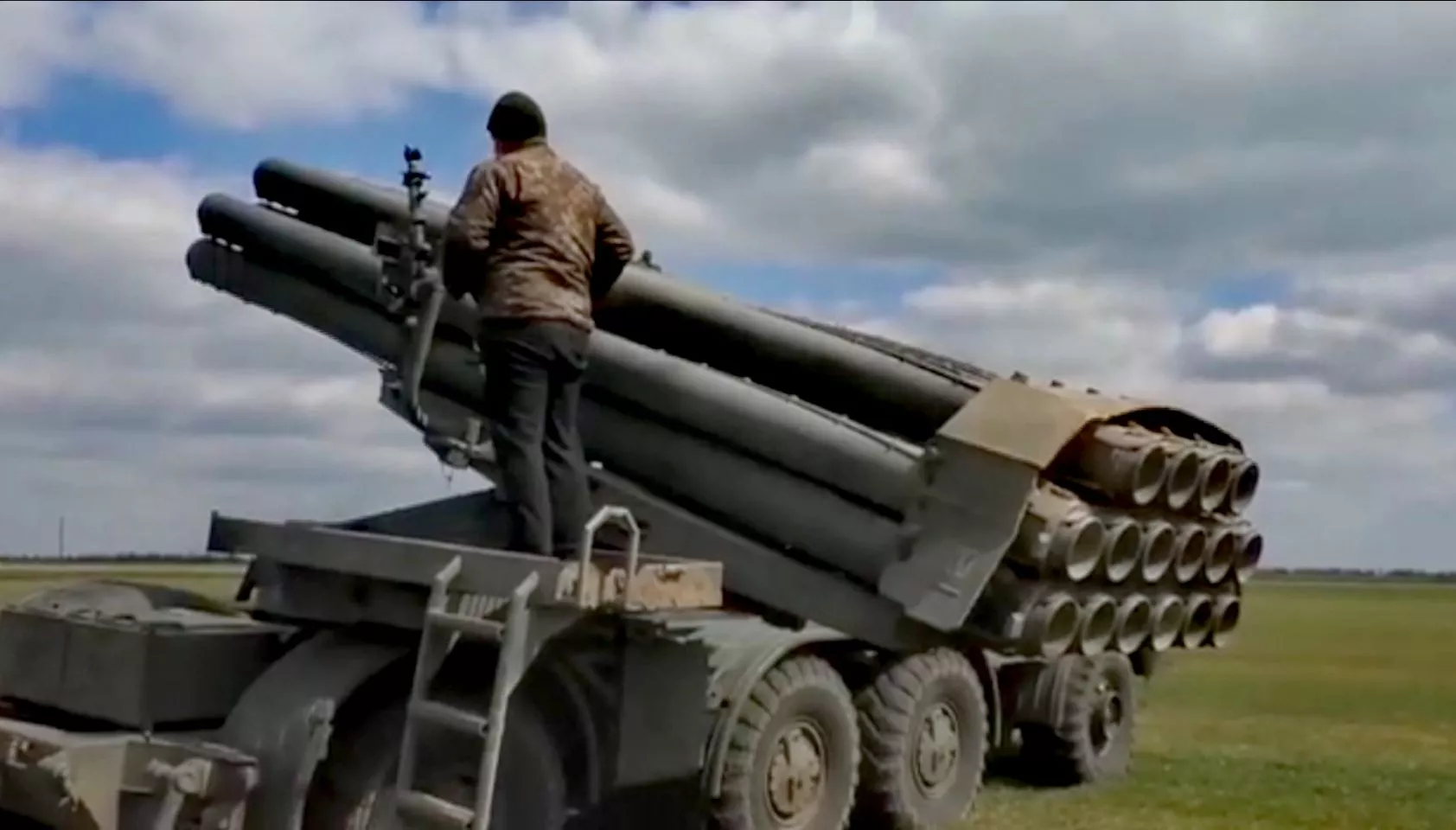 Українська армія запускає на позиції ворога снаряди з агітаційними листівками (ВІДЕО)