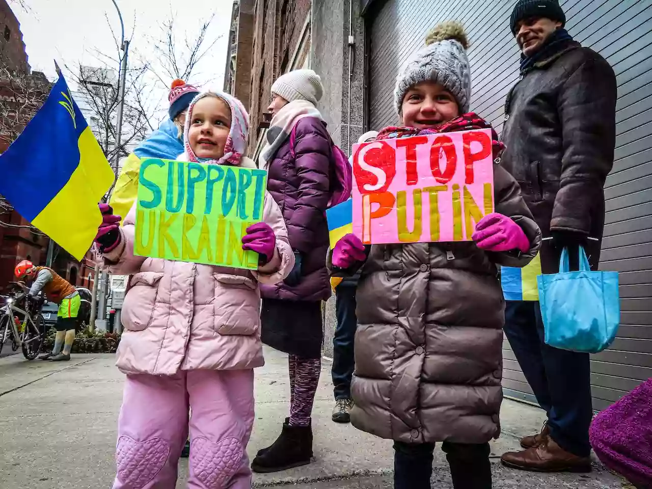 Влада закликала українських біженців зимувати в Європі