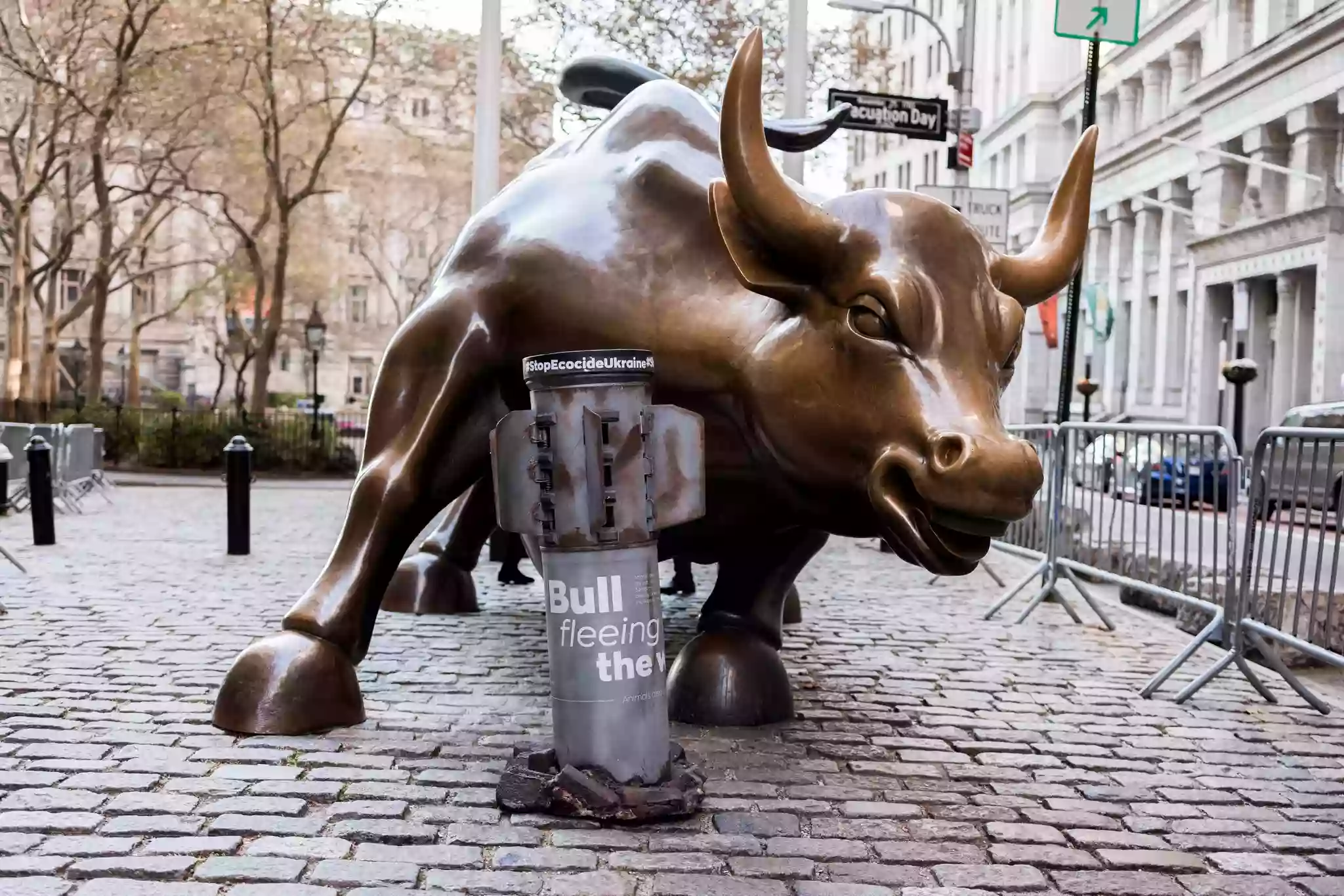 У Нью-Йорку біля статуї розлюченого бика активісти розмістили російську ракету (ФОТО)