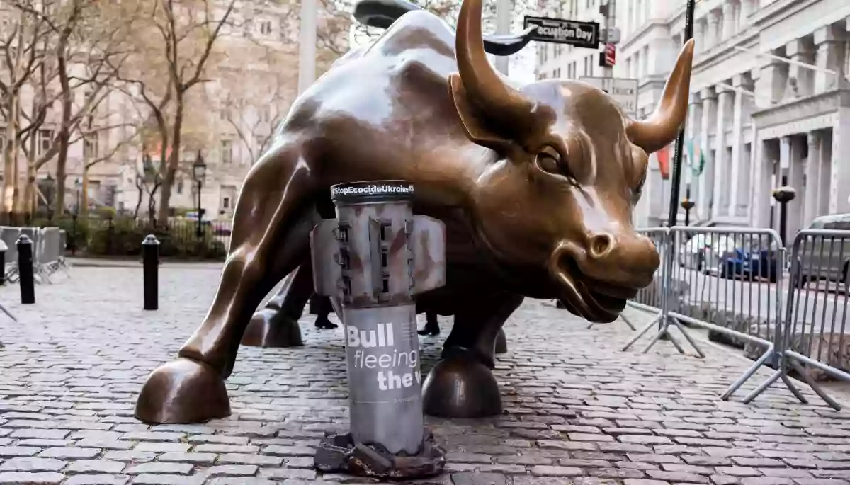 У Нью-Йорку біля статуї розлюченого бика активісти розмістили російську ракету (ФОТО)