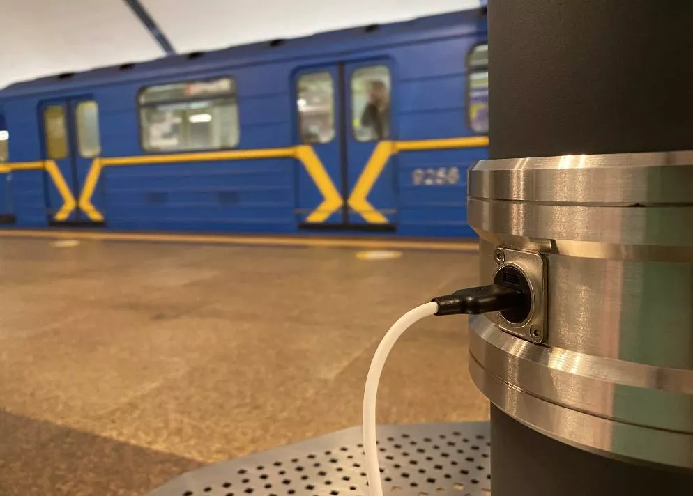 У Києві на 19 станціях метро облаштували точки, де можна підзарядити гаджети