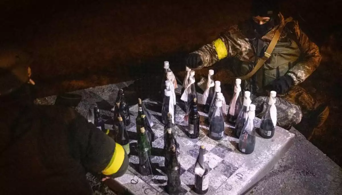 Фото, де українські військові грають у шашки коктейлями Молотова, увійшло до рейтингу найкращих за версією ВВС