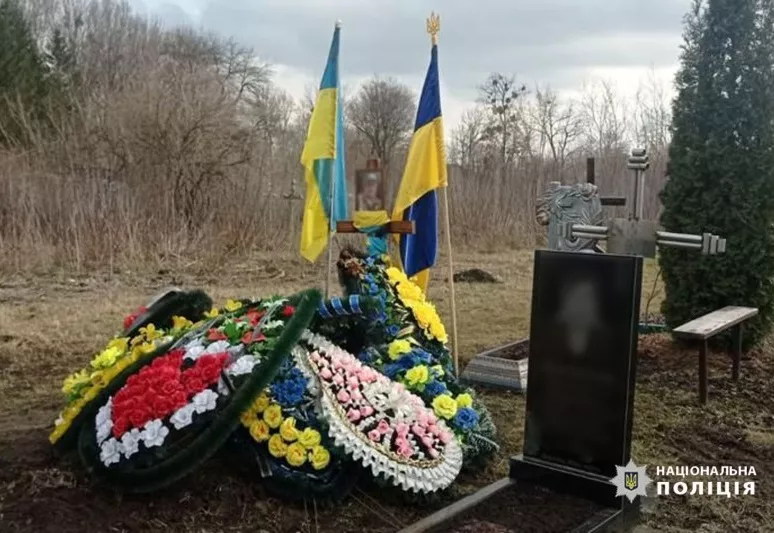 На Черкащині для відео у TikTok підлітки зняли прапор з могили загиблого воїна