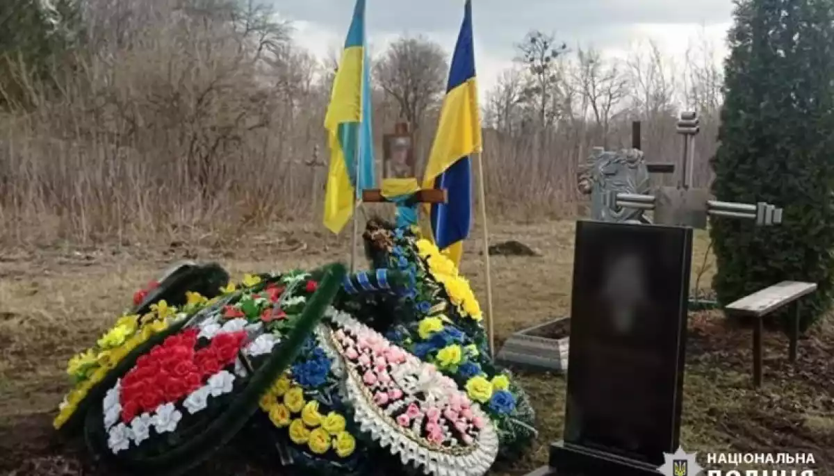 На Черкащині для відео у TikTok підлітки зняли прапор з могили загиблого воїна