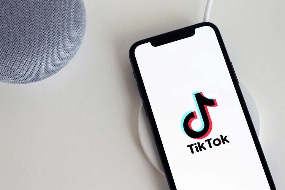 TikTok почне видаляти відео з запереченнями зміни клімату