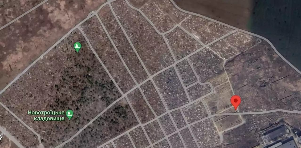 На супутникових знімках Маріуполя у Google Maps видно нові масові поховання