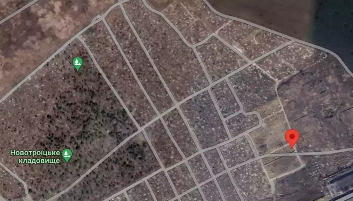 На супутникових знімках Маріуполя у Google Maps видно нові масові поховання