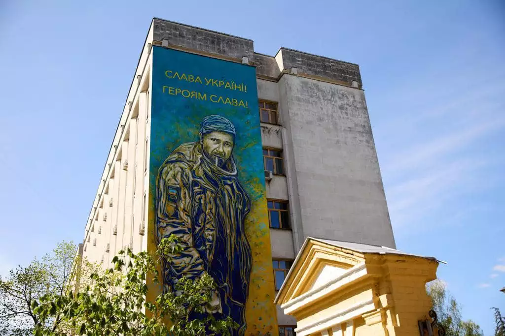 У Києві створили мурал із написом «Слава Україні. Героям Слава», присвячений страченому росіянами військовому