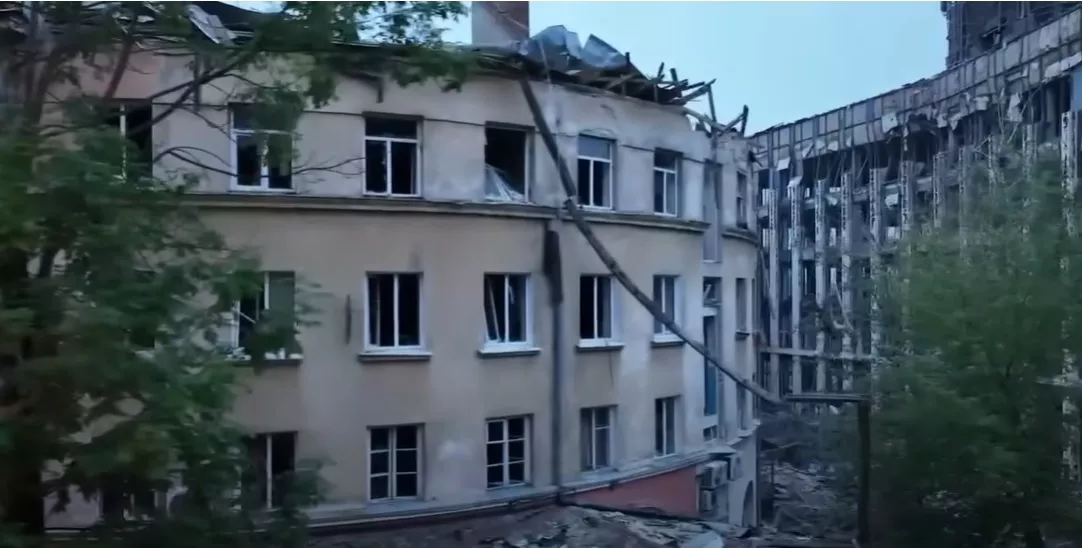 Фахівці ЮНЕСКО проводять 3D-сканування зруйнованого внаслідок російської атаки будинку у Львові