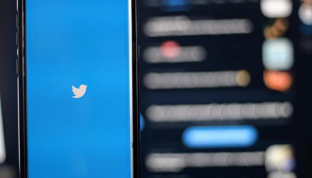 Доходи від реклами у Twitter впали на 50%