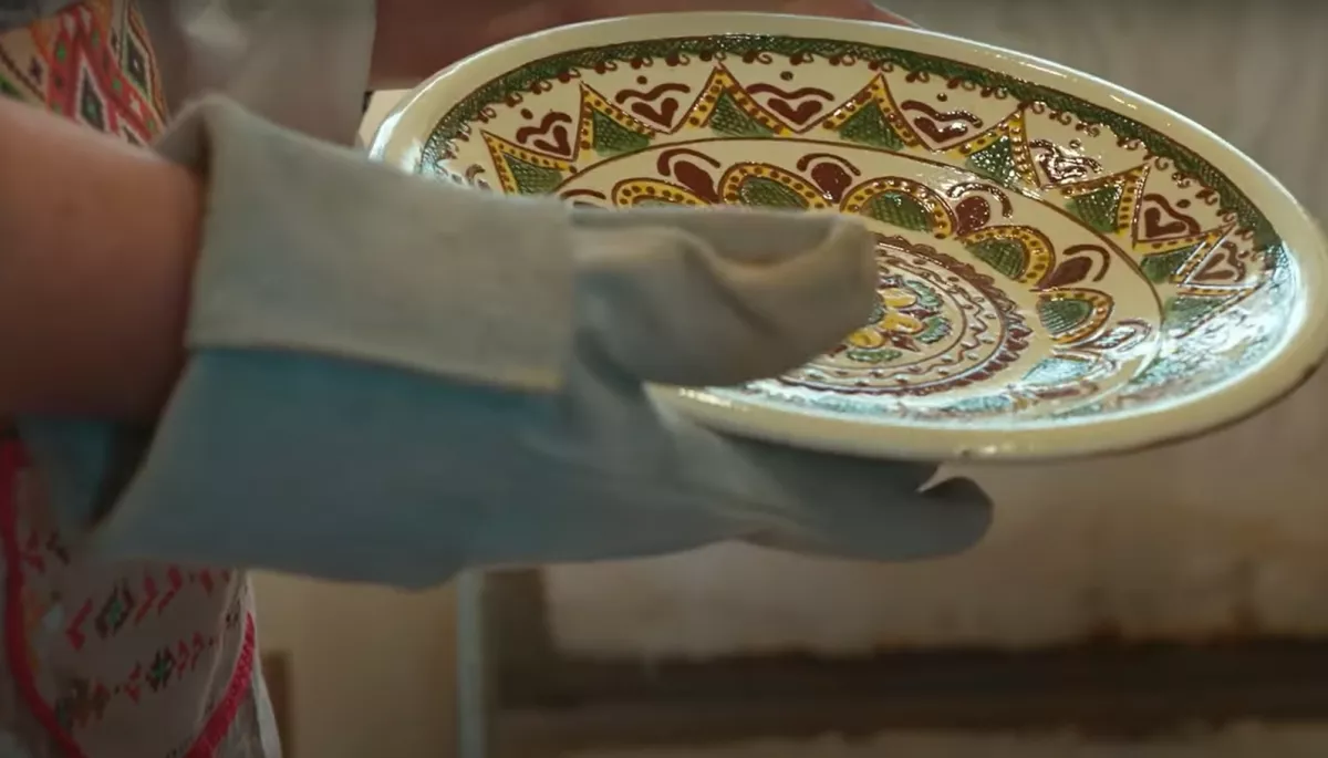 МКІП представило серію роликів про традицію косівської мальованої кераміки