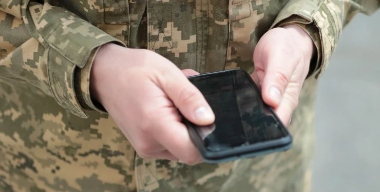 Керівник управління РЕБ розповів про особливості використання смартфонів у зоні бойових дій