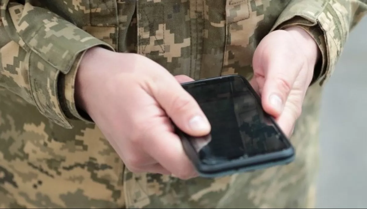 Керівник управління РЕБ розповів про особливості використання смартфонів у зоні бойових дій
