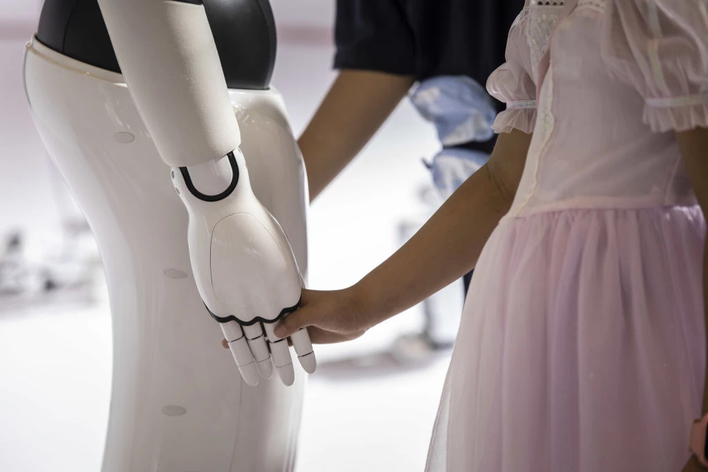Китай прагне налагодити випуск гуманоїдних роботів до 2025 року