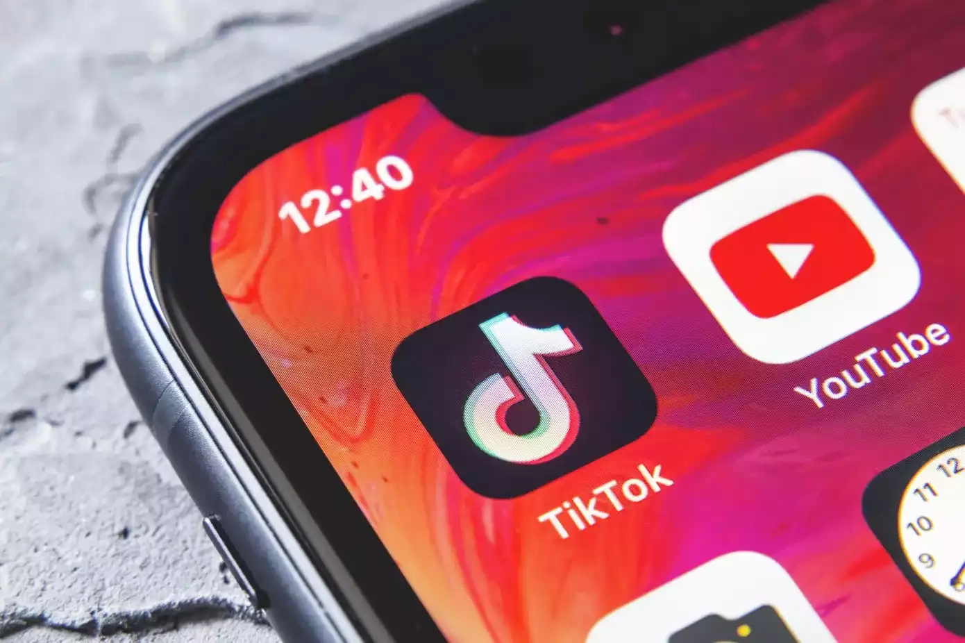 Єврокомісія надіслала запит до TikTok та YouTube щодо заходів на захист дітей від шкідливої інформації