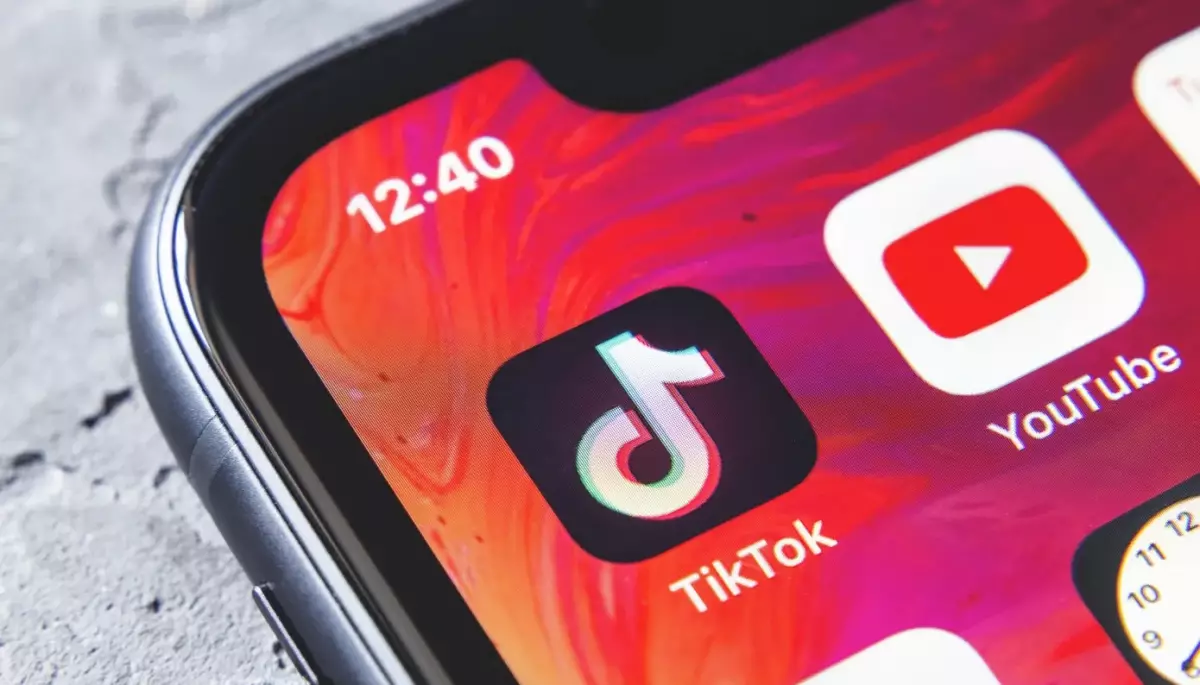 Єврокомісія надіслала запит до TikTok та YouTube щодо заходів на захист дітей від шкідливої інформації