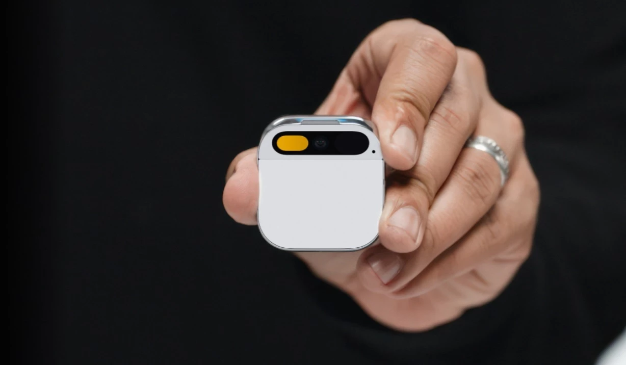 Компанія Humane представила гаджет Pin, який конкуруватиме зі смартфонами