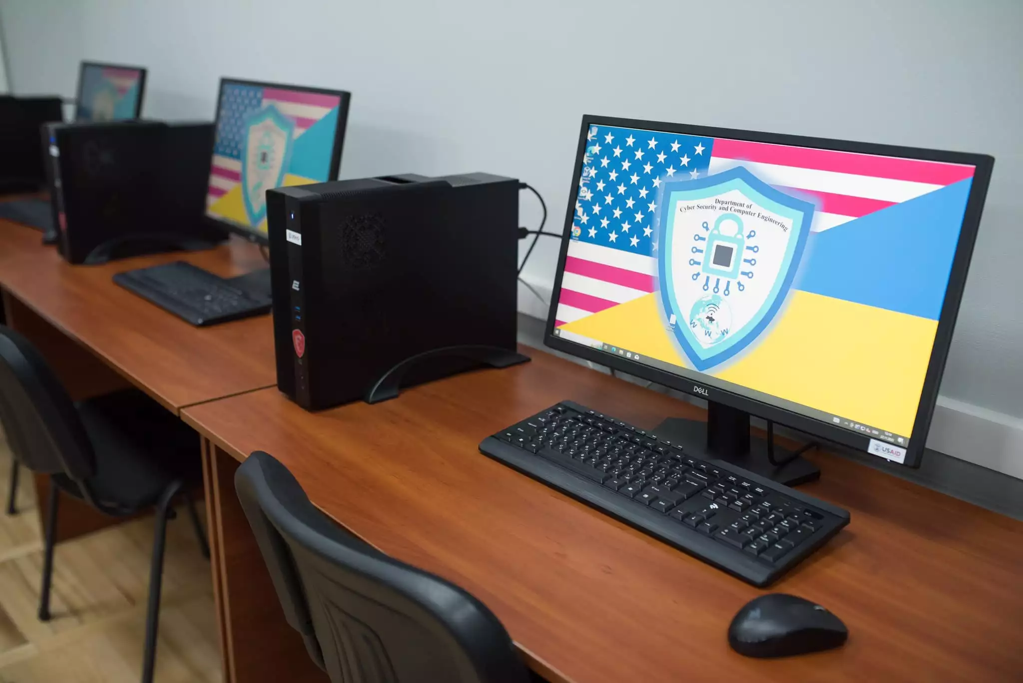 25 українських університетів отримають техніку від проєкту USAID для підготовки кіберфахівців