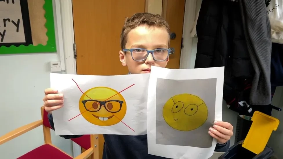 Десятирічний британець просить Apple змінити «образливий» емодзі з окулярами