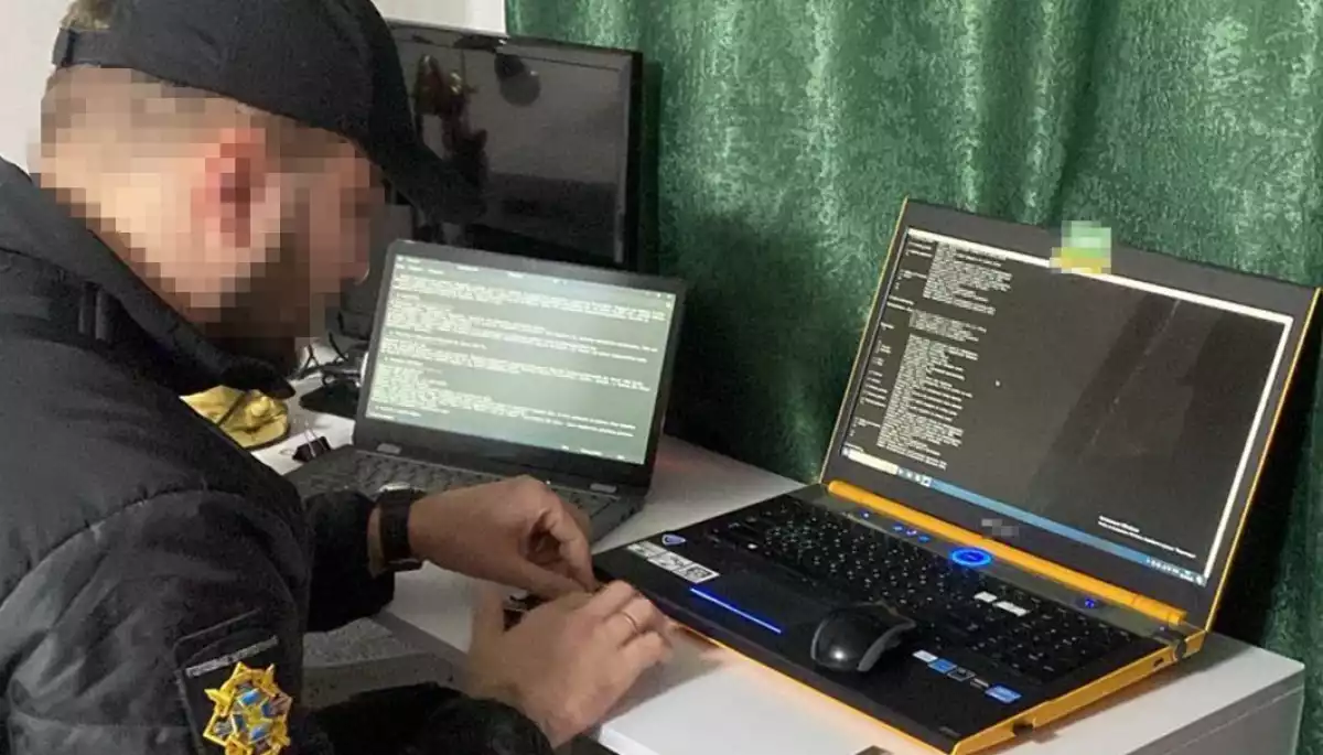 У Києві СБУ викрила хакера, який на замовлення встановлював на гаджети шпигунські програми
