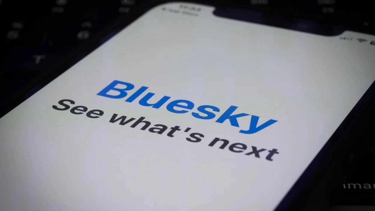 За першу добу відкритої реєстрації соцмережа Bluesky зібрала понад мільйон користувачів