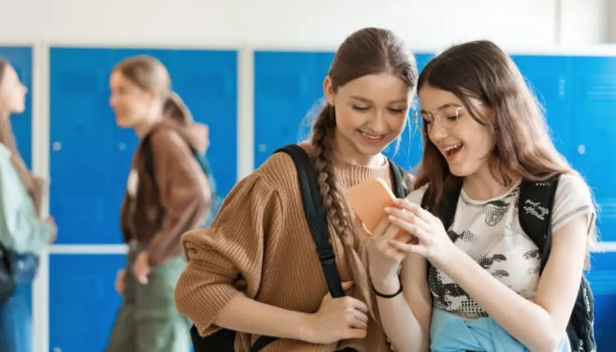У школах Англії заборонять користуватися телефонами під час уроків