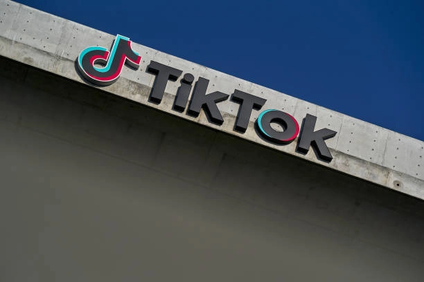 Американський магнат у сфері нерухомості подав заявку на придбання TikTok, — Bloomberg