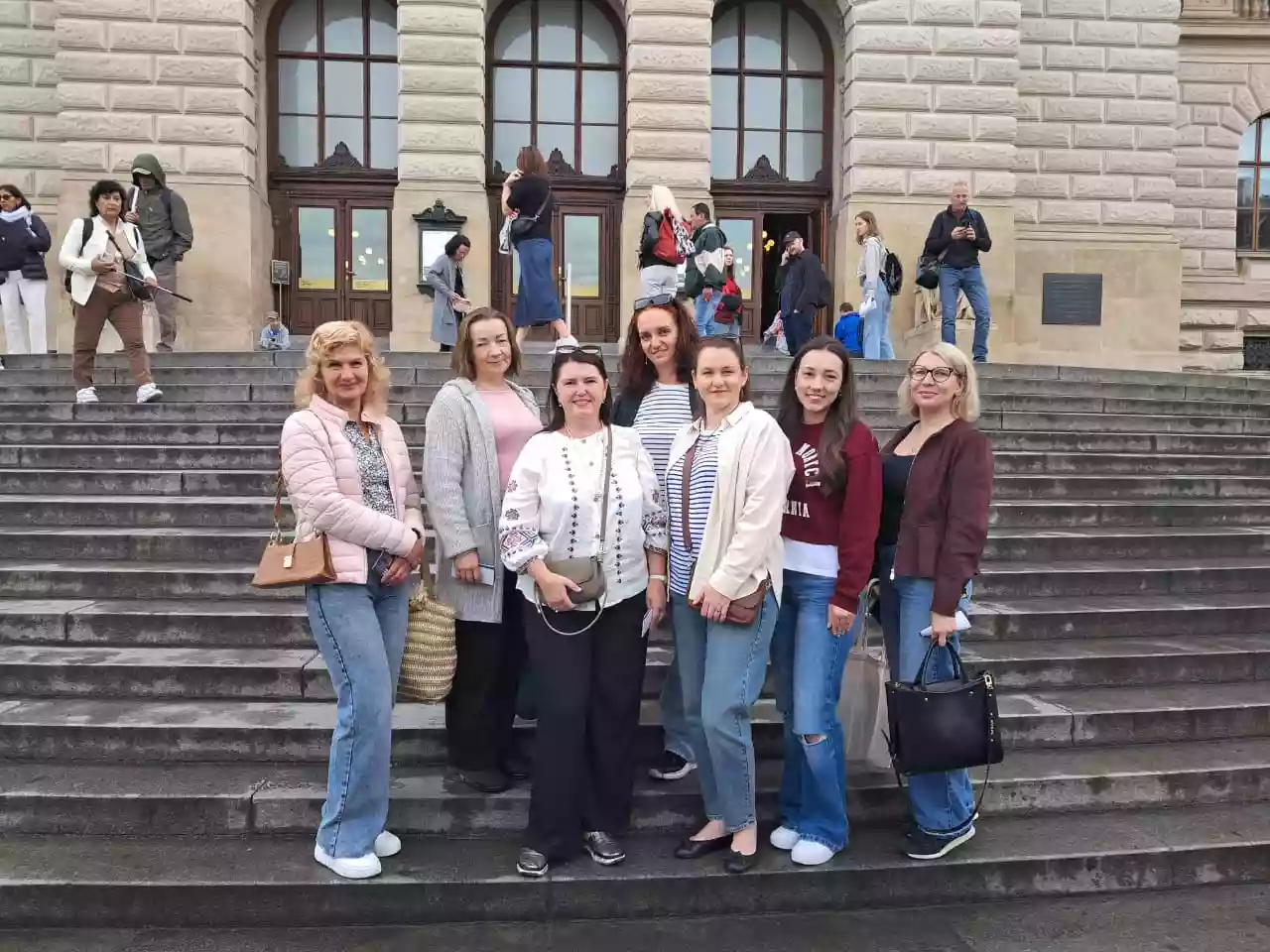 «Корені та крила»: у Празі стартувало навчання для українських учителів історії