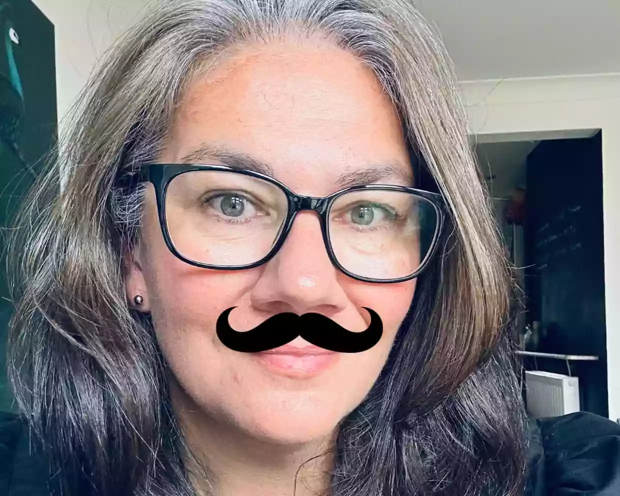 Жінки скаржаться, що охоплення постів на LinkedIn збільшується, якщо вдавати з себе чоловіків. Соцмережа заперечує